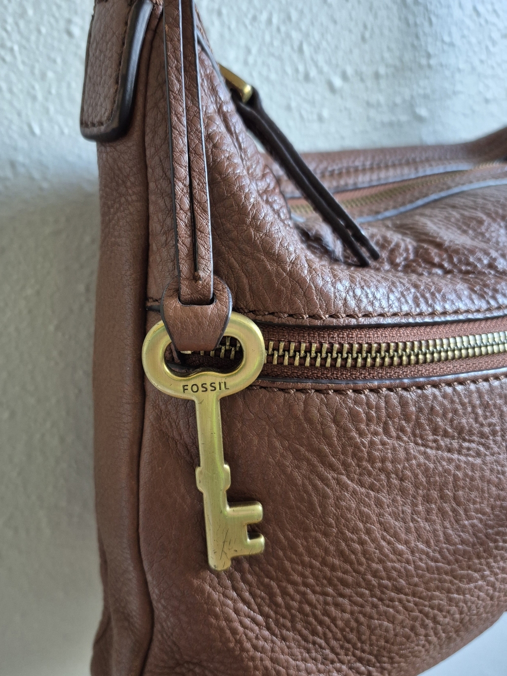 Fossil Elise Classic Pebbled Brown Leather Crossbody Purse with Key Charm - Picture 13 of 13